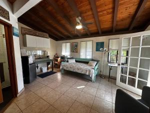 a living room with a couch and a kitchen at Guest House - V-land in Haleiwa