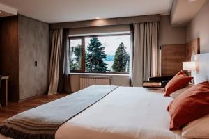 Un pat sau paturi într-o cameră la Basia Hotel & Sushi