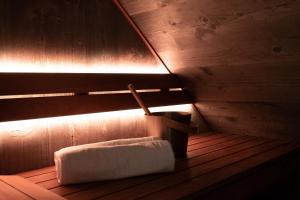 Holiday Home Relax في إبير: غرفة بها منشفة بيضاء على أرضية خشبية