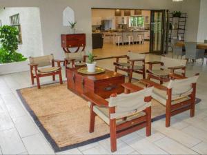 uma sala de jantar com mesas e cadeiras de madeira em 701 Victoria Falls em Victoria Falls