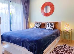 Postel nebo postele na pokoji v ubytování Wow 2 Br Apt Seaview, Pool, Gym, walk to beautiful Nai Yang Beach