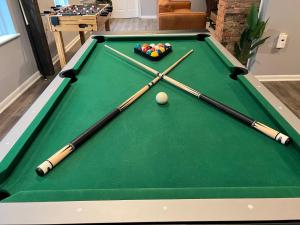 Tre bastoncini e una palla sul tavolo da biliardo di **Stylish Pet Friendly 3 Bedroom House** a Cleveland