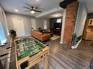 un soggiorno con un tavolo da biliardo e un divano di **Stylish Pet Friendly 3 Bedroom House** a Cleveland Altre 29 foto