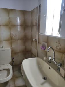 Vicky's House في كيمي: حمام مع مرحاض وحوض استحمام ومغسلة