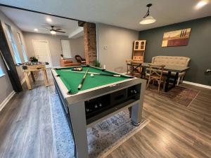 un soggiorno con un tavolo da biliardo di **Stylish Pet Friendly 3 Bedroom House** a Cleveland