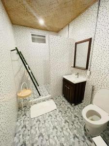a bathroom with a toilet and a sink at Daelorpu 2 แดลอปู in Ban Yang