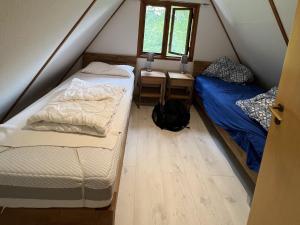 a room with two beds and a table and chairs at Twistesee Ferienhaus 42 in Bad Arolsen