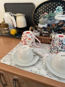 un tavolo con piatti e un set per la preparazione del tè di Michel FREE PARKING a Vranje