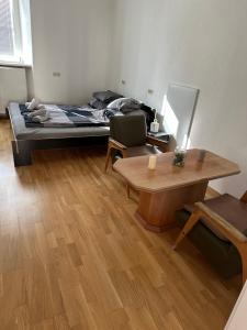 um quarto com uma cama, uma secretária e uma mesa em Central Plaza mini apartment 1 em Bruck an der Leitha