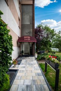 a walkway leading to the front of a building at Hotel Schmidt garni in Essen