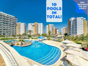 - Vistas a la piscina de un complejo con edificios en Caesar Resort & SPA en Trikomo