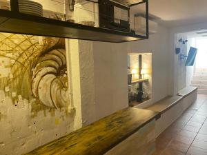 una cocina con una pared con una pintura. en Sitgesnextdoor, en Sitges