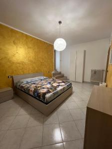 um quarto com uma cama e uma parede amarela em Il mondo di Leo em Tocco da Casauria