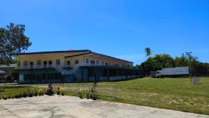 ein Gebäude mit einem Zaun davor in der Unterkunft Villa Tomasa Panglao Golf & Hotel in Bolod