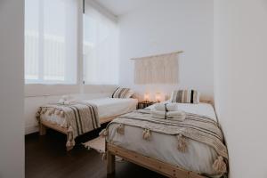 Un dormitorio con dos camas y una ventana. en Porto Hostel Cúpula, en Oporto