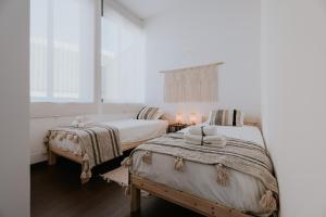 1 dormitorio con 2 camas y ventana en Porto Hostel Cúpula, en Oporto