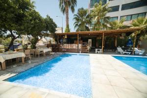 ein Schwimmbad mit Restaurant und Hotel in der Unterkunft Far Life Hotel in Antalya