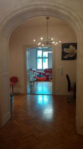 sala de estar con arco y sala de estar en Apartment Balbínova, en Praga