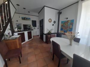 eine Küche und ein Esszimmer mit einem weißen Tisch und Stühlen in der Unterkunft La maison de Maria in Saint-Beauzire