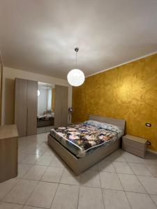 um quarto com uma cama e uma parede amarela em Il mondo di Leo em Tocco da Casauria