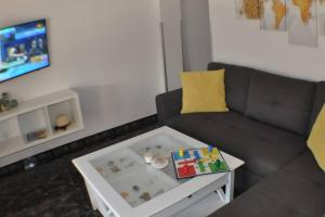 TV a/nebo společenská místnost v ubytování Spacious, 2 BR/2 BA, 3 Min walk to the beach
