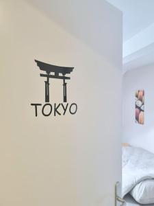 um quarto com uma placa de toraji na parede em Le Tokyo - Studio gare em Mulhouse