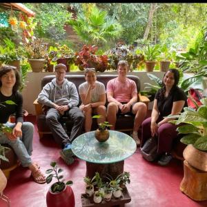 un grupo de personas sentadas en una habitación con plantas en Edgestay, en Mudigere