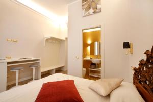 Postel nebo postele na pokoji v ubytování BREATHE LIGURIA - LUCY 1 bedroom and 1 apartment in a newly renovated nineteenth-century building in the historic center near the sea