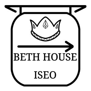 un frasco de casa de cinturón con una boca dentro en Beth House, en Iseo