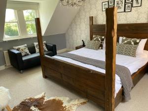 een slaapkamer met een houten bed en een stoel bij Floyter House North Yorkshire Moors National Park in Danby