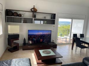 Televízia a/alebo spoločenská miestnosť v ubytovaní Villa for 2 families + 37 fotografií