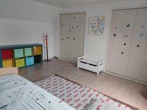 - une chambre avec un lit et un mur en pierre dans l'établissement Maison entre terre et mer ***, à Concarneau