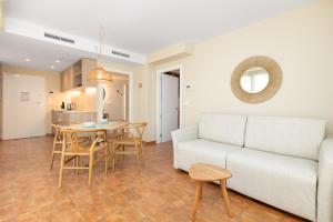 una sala de estar con un sofá y una mesa en Apartamentos Las Ciencias S, en Valencia