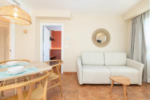 una sala de estar con una mesa y un sofá en Apartamentos Las Ciencias S, en Valencia