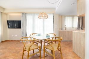 Un comedor con mesa y sillas en Apartamentos Las Ciencias S, en Valencia 49 fotos más