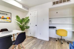 een kantoor met een bureau en stoelen in een kamer bij Hip Austin Vacation Rental 3 Mi to Downtown in Austin