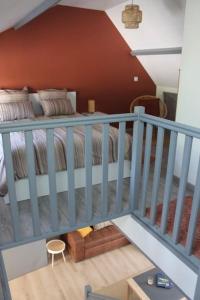 - une chambre avec un lit doté d'une balustrade bleue dans l'établissement Maison rénovée Atoué loc, à Fresnay-sur-Sarthe