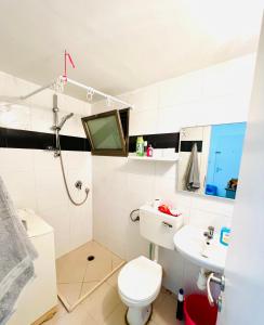 een badkamer met een toilet en een wastafel bij Уютная Квартира 1,5 комнаты. in Haifa