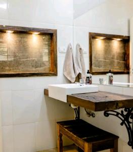 W łazience znajduje się biała umywalka i lustro. w obiekcie Casinha aconchegante em meio a natureza w mieście Rio Acima