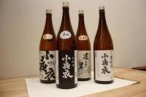 菊川市SOZENSYA 駅、高速インターに近い新築日本家屋です。庭が広く、BBQも楽しめます。的一组五瓶啤酒在餐巾纸上