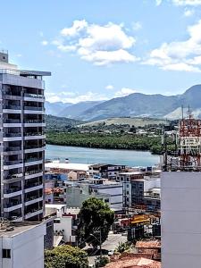 ein Blick auf eine Stadt mit einem Fluss und Gebäuden in der Unterkunft Loft encantador centro Guarapari in Guarapari