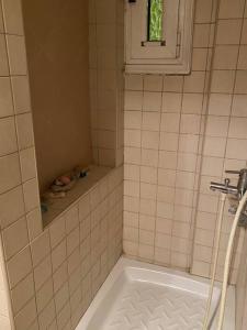 een badkamer met een bad en een raam bij Cute 2bdrm in Salonica Center in Thessaloniki +5 foto's