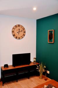 TV a/nebo společenská místnost v ubytování Dormir à Brioude - appartement 'esprit nature'