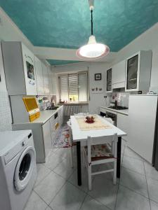 uma cozinha com uma mesa e uma máquina de lavar roupa em Il mondo di Leo em Tocco da Casauria