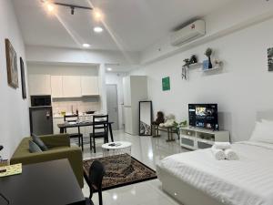 a room with a bed and a kitchen and a living room at Cozy luxury couple studio apartment chambers kl klcc kl tower view in Kuala Lumpur