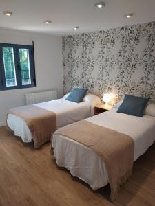 Ένα ή περισσότερα κρεβάτια σε δωμάτιο στο Casas de Aledo Casa de la Placeta +32 φωτογραφίες