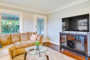 sala de estar con sofá y TV en Updated Royal Oak Home Rental Near Downtown! en Royal Oak