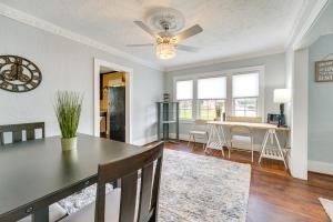 ロイヤル・オークにあるPet-Friendly Home with Yard, Near Downtown Royal Oakのダイニングルーム、リビングルーム(天井ファン付)