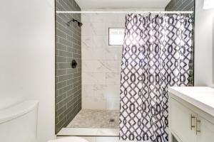ロイヤル・オークにあるPet-Friendly Home with Yard, Near Downtown Royal Oakのバスルーム(黒と白のシャワーカーテン付) +20枚の写真