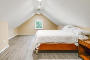 Postel nebo postele na pokoji v ubytování Updated Royal Oak Home Rental Near Downtown!